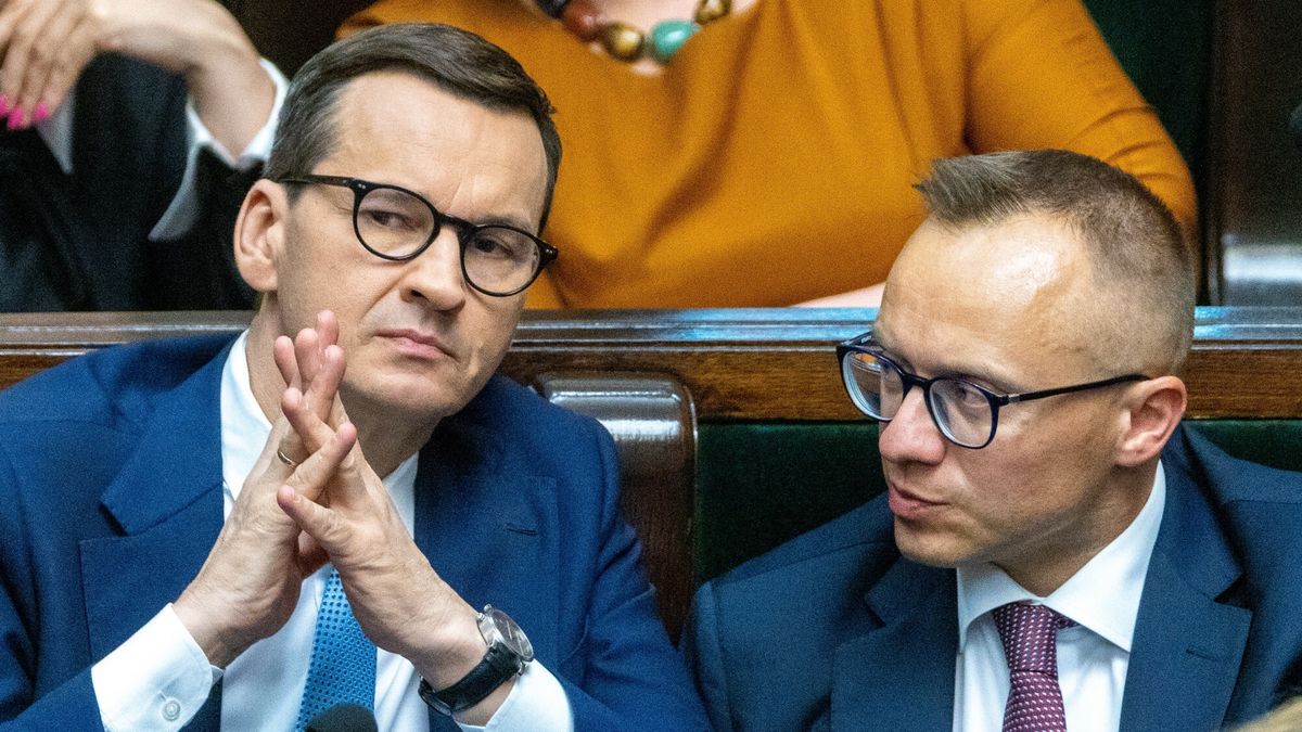 reporter_baza_2022-05
12.05.2022   Warszawa Sejm 54. posiedzenie Sejmu IX kadencji    fot. Andrzej Iwanczuk/REPORTER
N/z: Mateusz Morawiecki, Artur Sobon
Andrzej Iwanczuk/REPORTER