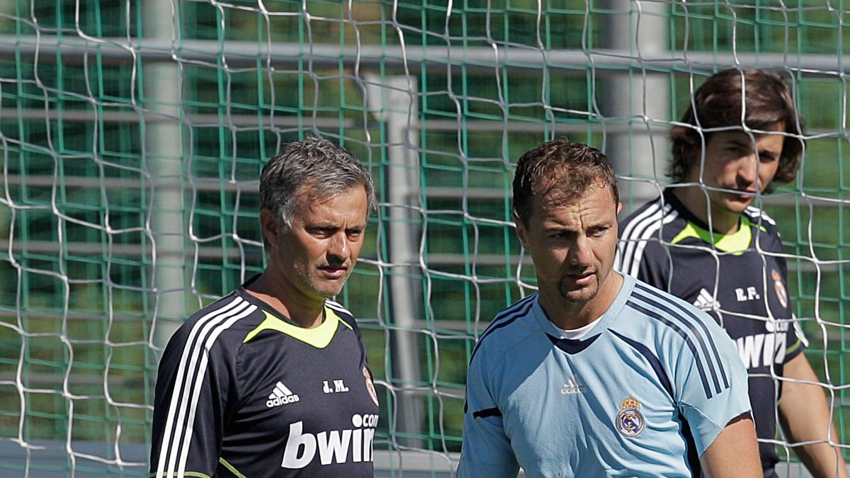 Jose Mourinho (z lewej) i Jerzy Dudek