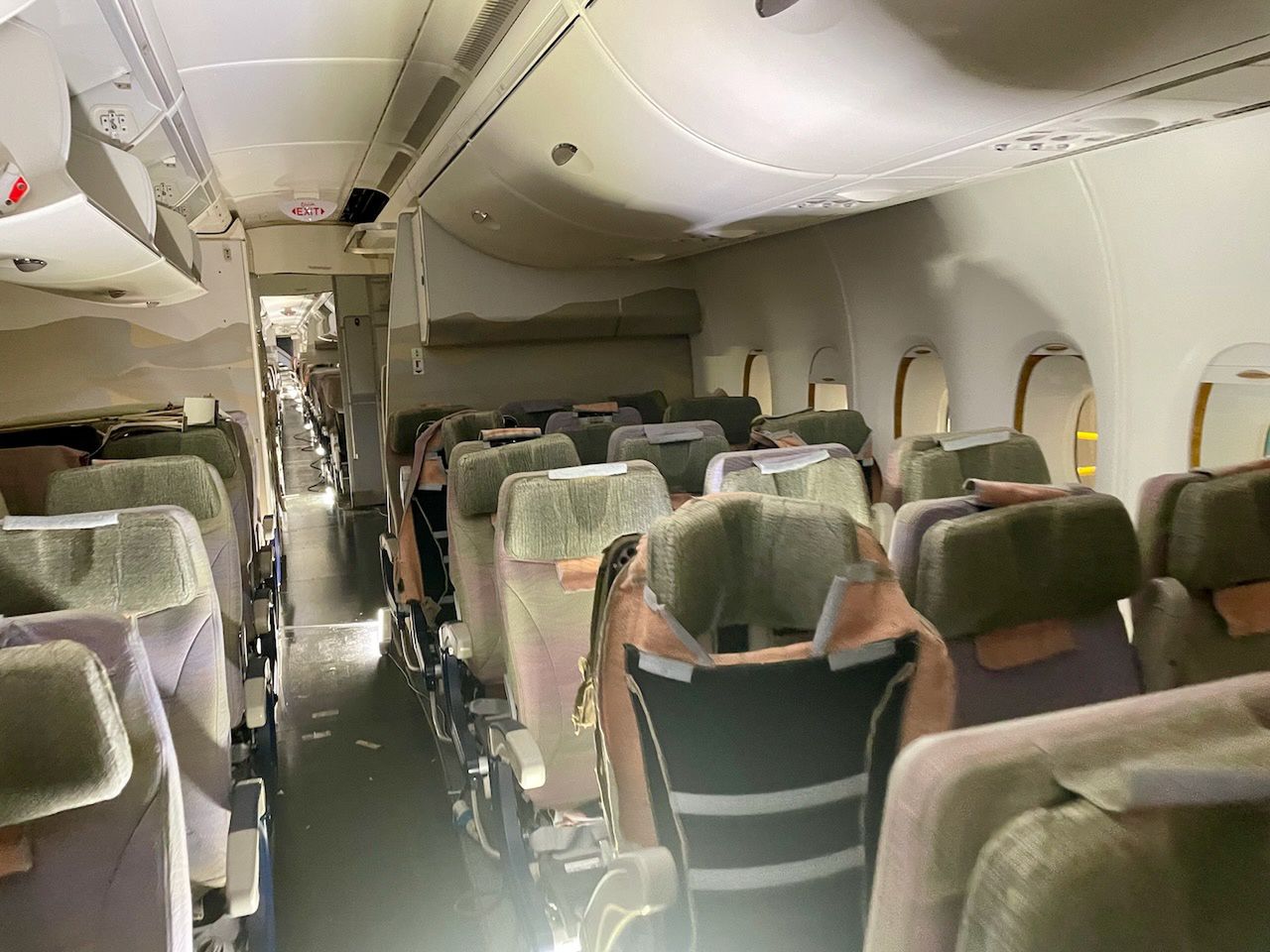 Samolot został przygotowany do demontażu tapicerowanych foteli w kabinie. Zdjęte będą też m.in. półki na bagaż i panele na ścianach