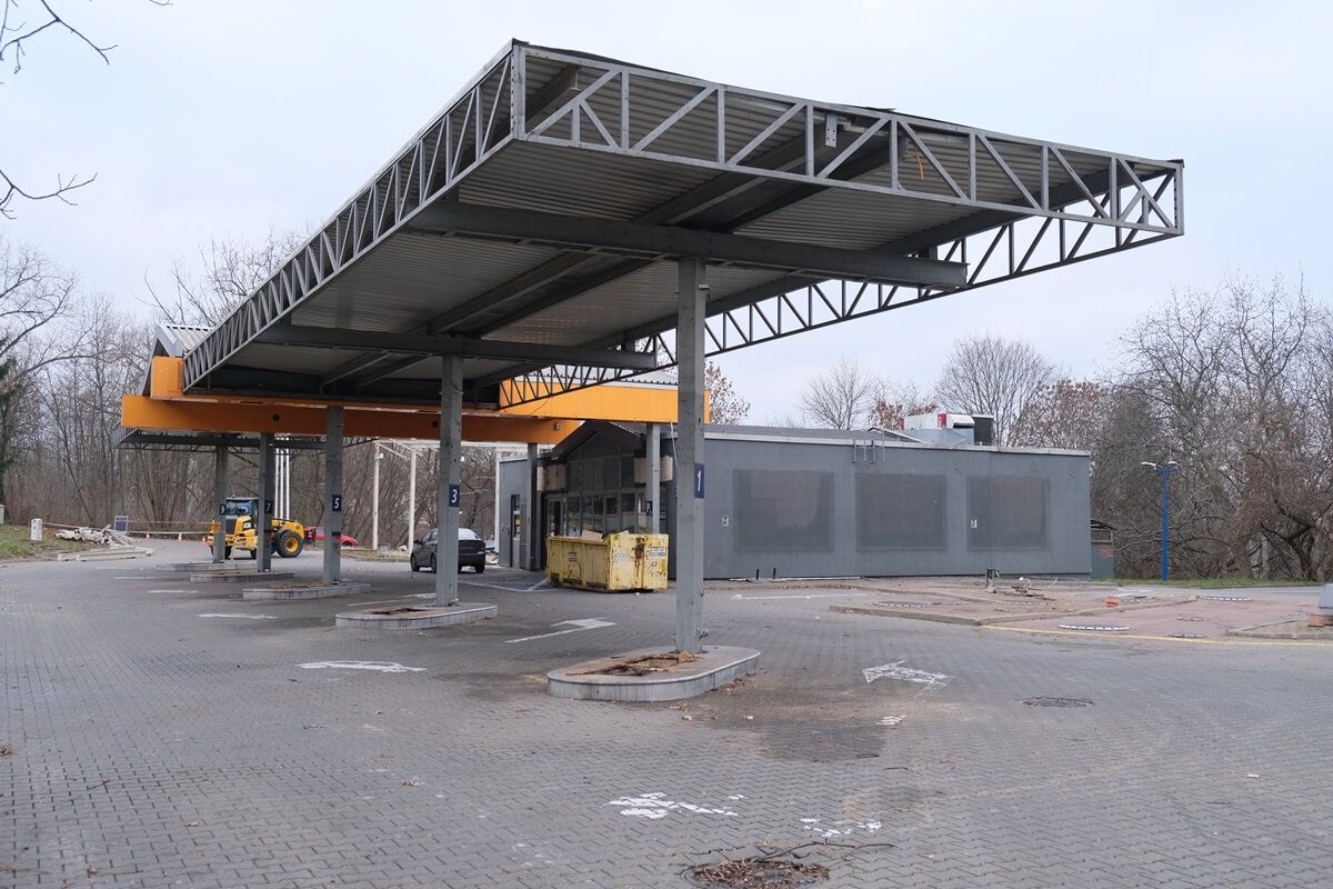 Zdemontowane elementy stacji paliw Circle K przy al. Kraśnickiej