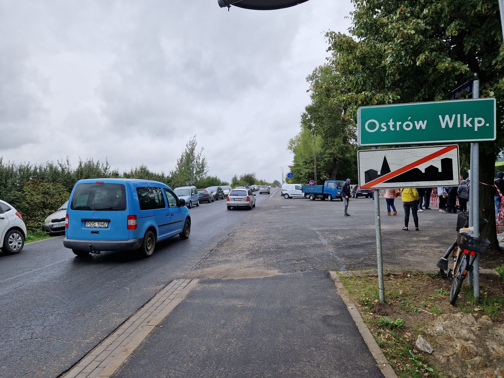 Kolejka po węgiel przed Węglozbytem w Ostrowie Wlkp. 