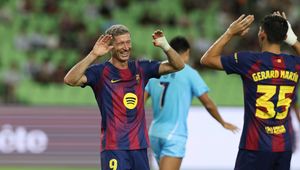 Barcelona rozbiła Koreańczyków. Gol Lewandowskiego, Szczęsny mókł pół godziny