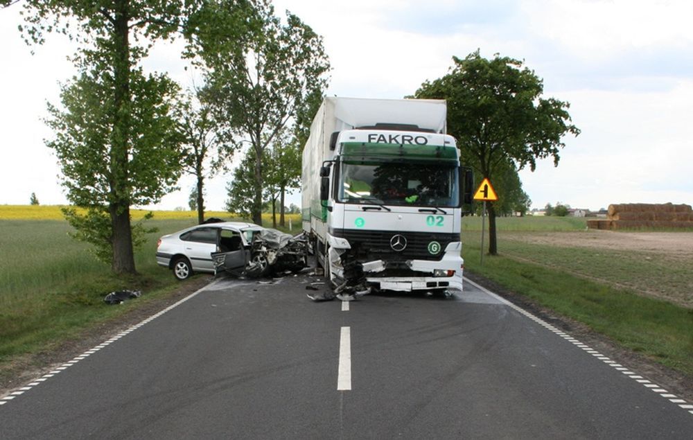 Najdziwniejsze wybryki TIR-ów na drogach [wideo]