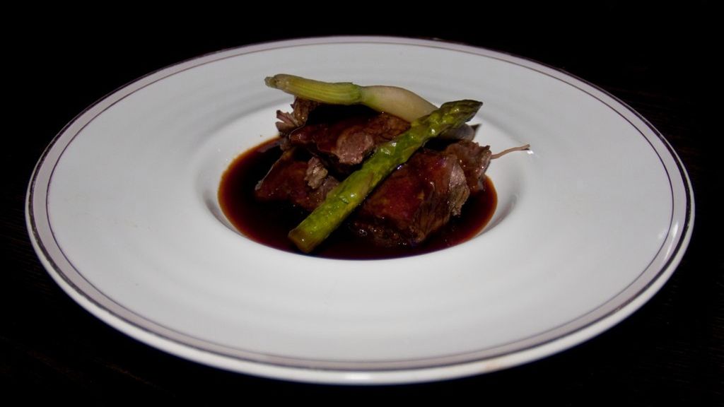 Duszona wołowina zrazowa dolna (steki, mięso i tłuszcz)