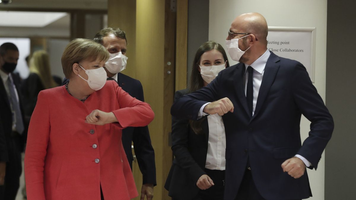  526/5000 Kanclerz Niemiec Angela Merkel, prezydent Francji Emmanuel Macron, premier Finlandii Sanna Marin i przewodniczący Rady Europejskiej Charles Michel witają się na początku szczytu UE w siedzibie Rady Europejskiej w Brukseli.