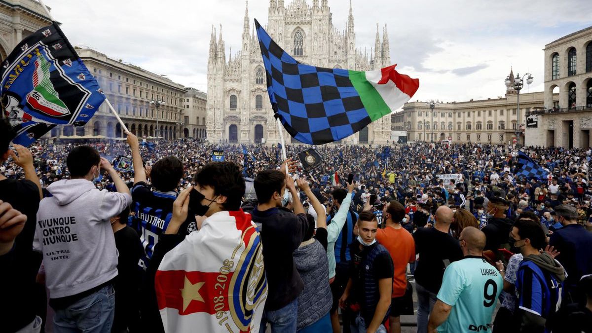 Zdjęcie okładkowe artykułu: PAP/EPA / Mourad Balti Touati  / Na zdjęciu: kibice Interu na Piazza del Duomo w Mediolanie po zdobyciu przez drużynę mistrzostwa Włoch