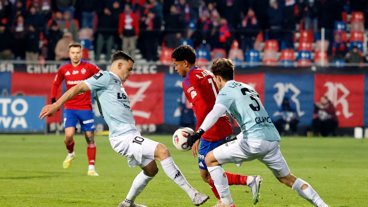 PAP / Waldemar Deska / Na zdjęciu: Adriano Amorin (C) oraz Patryk Dziczek (L) i Oskar Leśniak (P) 