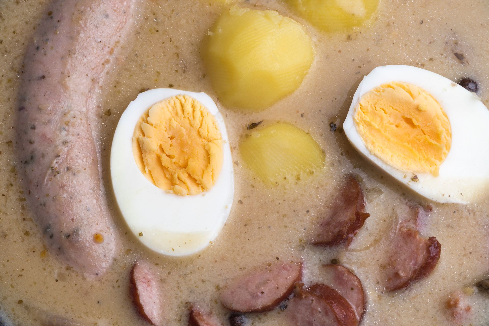 Żurek wyszedł zbyt kwaśny? Nie panikuj. Wypróbuj babciny trik, by go uratować