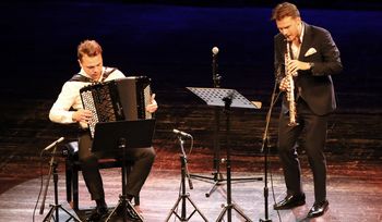 Koncert niedzielny Vivaldi Forever w wykonaniu Muras/Brzezina Duo i wernisaż prac Justyny Gross. Mamy zdjęcia