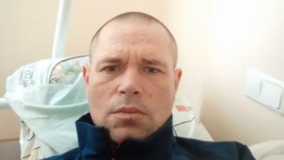 Jego czołg wjechał na minę. Został uznany za zmarłego, jednak przetrwał mimo złamania obu nóg