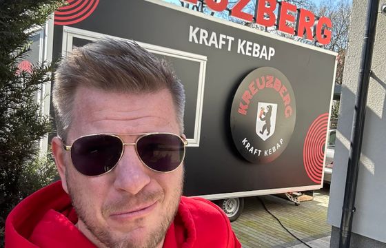 Filip Chajzer otworzył budkę z kebabem. "Sto pierwszych kebsów za free"