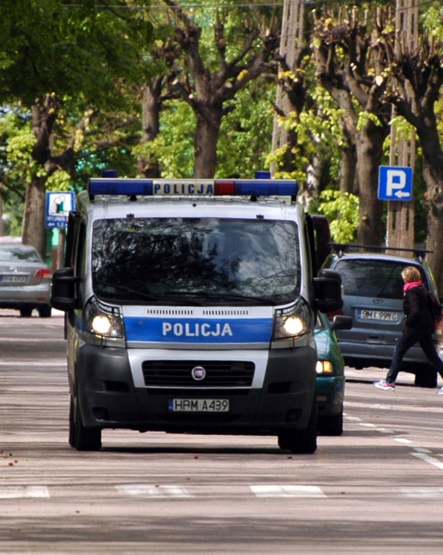 Czy musimy się bać o samochody zostawiane na osiedlowych parkingach? Sprawcy w nocy uszkodzili łącznie 19 samochodów.