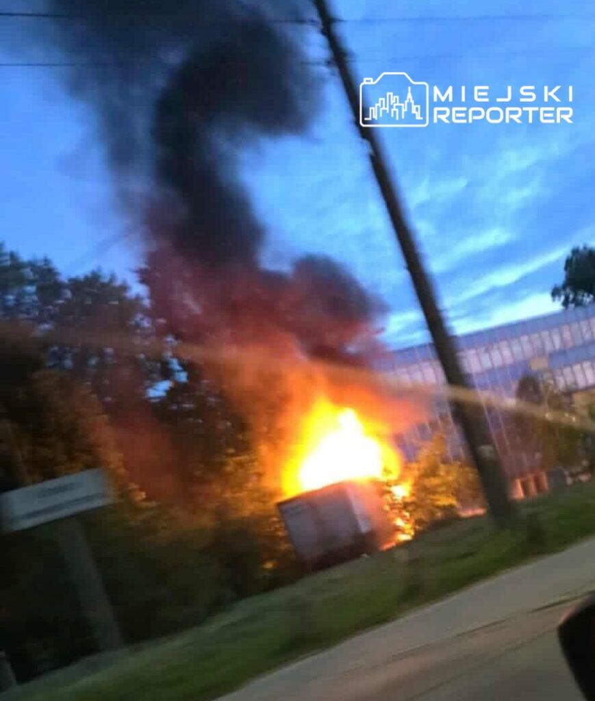 Pożar pojazdu dostawczego na Białołęce. Auto było zaparkowane