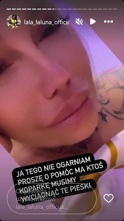 Laluna i jej matka pomagają powodzianom.