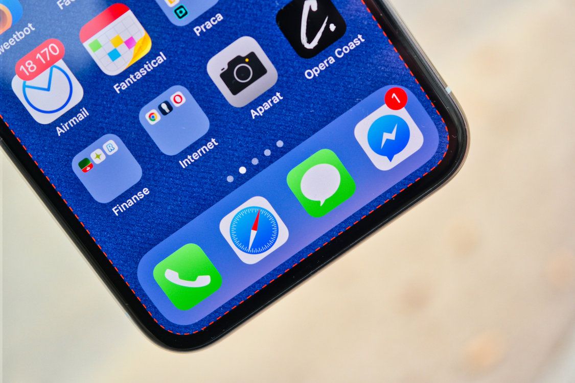 Dolna ramka iPhone'a X maskuje zagięcie ekranu