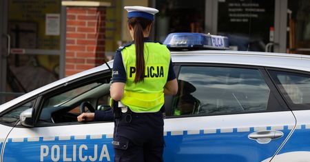 Groźne zdarzenie w Warszówku. 76-letni rowerzysta trafił do szpitala po potrąceniu lusterkiem