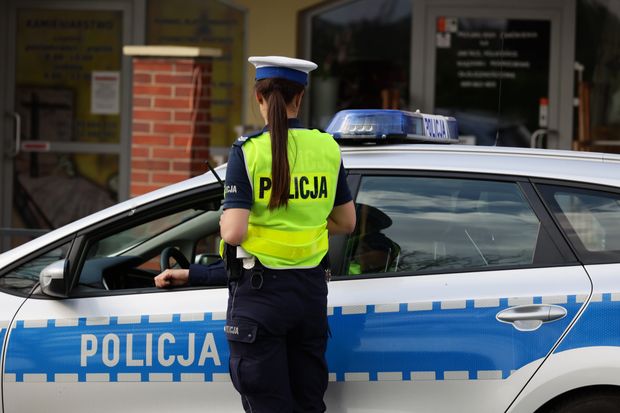 Groźne zdarzenie w Warszówku. 76-letni rowerzysta trafił do szpitala po potrąceniu lusterkiem