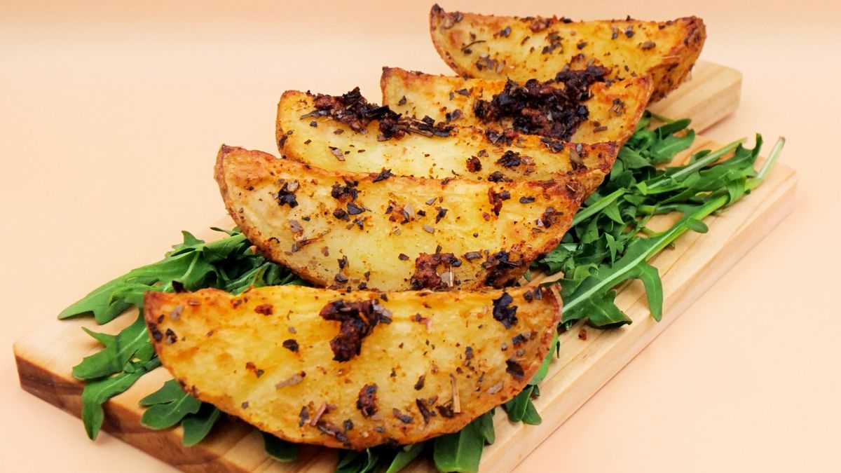 Przełóż na talerz gotowe ziemniaczane łódeczki.