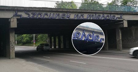 "Szacunek …". Neon nad Drogą Męczenników Majdanka został uszkodzony