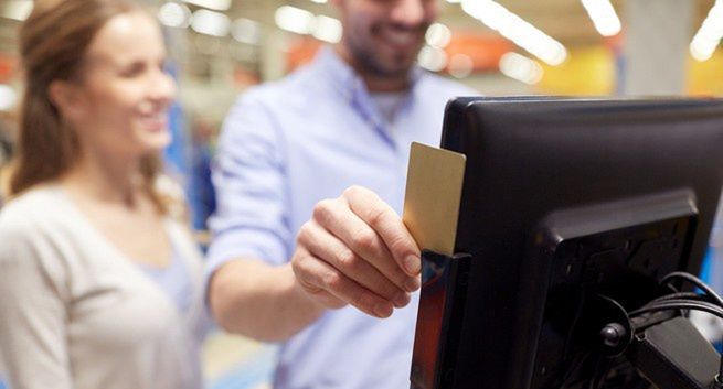 79 proc. Polaków płaci kartą, 22 proc. udostępnia innym PIN i login bankowy