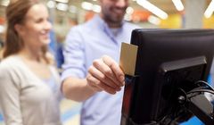 79 proc. Polaków płaci kartą, 22 proc. udostępnia innym PIN i login bankowy