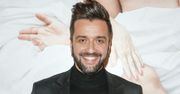 Rafał Szatan zapozował z nagą klatą. Cud, że lustro nie pękło