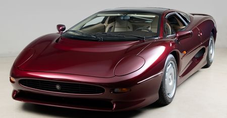 Szukasz ładnego Jaguara XJ220? Ten jest jak nowy