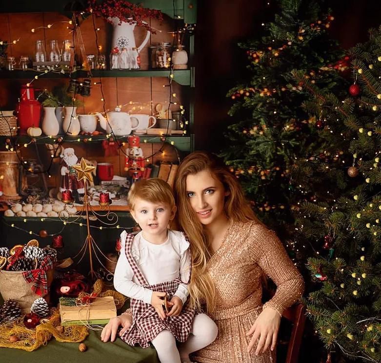 Ewelina Golczyńska z córką w świątecznej sesji