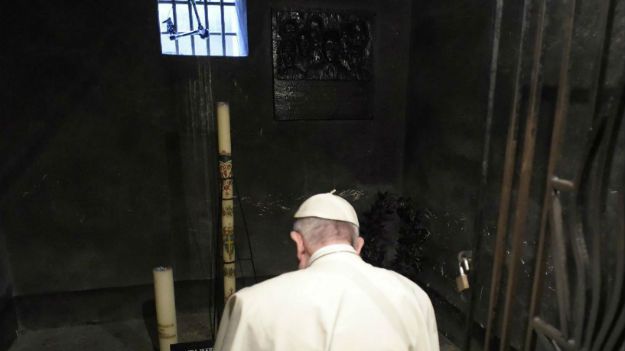 Franciszek w celi śmierci obozu Auschwitz, gdzie zamordowany został o. Maksymilian Kolbe