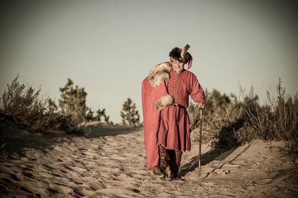 Jacek Komuda w niecodziennej sesji fotograficznej