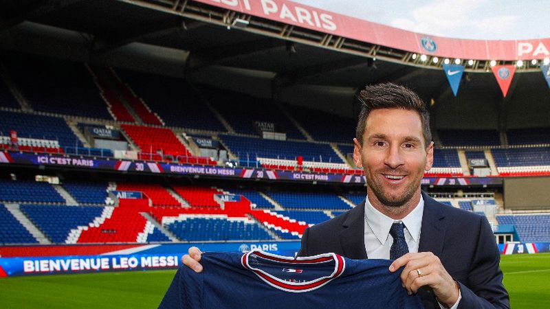 Twitter / twitter.com/PSG_inside / Na zdjęciu: Leo Messi w PSG, gdy podpisywał kontrakt przed 2 laty