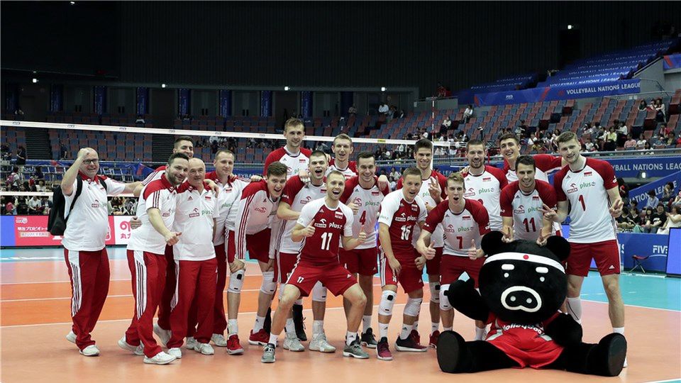 Materiały prasowe / Fot. FIVB / Radość polskich siatkarzy po wygranej z Włochami, w japońskiej Osace. W tle prawie pusta hala.