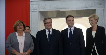 Ujawniono nagrody w Centrum Obsługi KPRP. Komorowski znacznie hojniejszy od Dudy