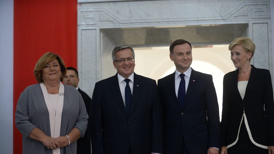 Prezydent Andrzej Duda z żoną żegnający byłego prezydenta Bronisława Komorowskiego i jego żonę (Sejm, 2015 r.).