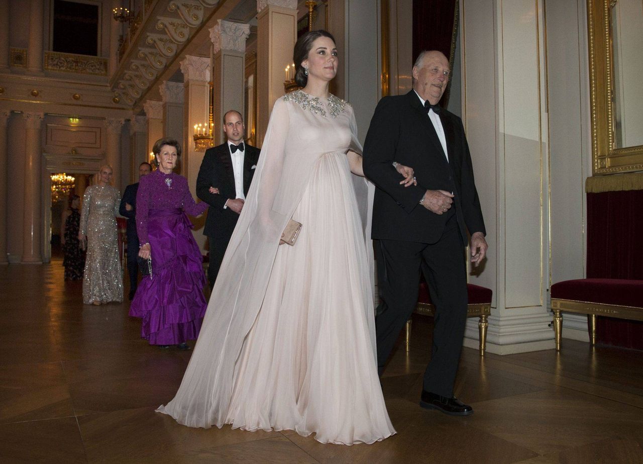 Księżna Kate w Oslo, za nią w jasnej sukience księżna Mette-Marit

kreacja: Alexander McQueen
