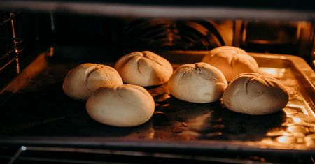 Upieczenie domowych bułek jest prostsze niż myślisz. Są lepsze niż ze sklepu