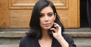 Kim Kardashian zawsze dbała o perfekcyjną fryzurę. Jednak w Paryżu miała bad hair day i założyła ogromną czapkę [zdjęcia]