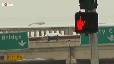 Światła drogowe "przypadkiem" pokazywały przechodniom środkowy palec [wideo] 1