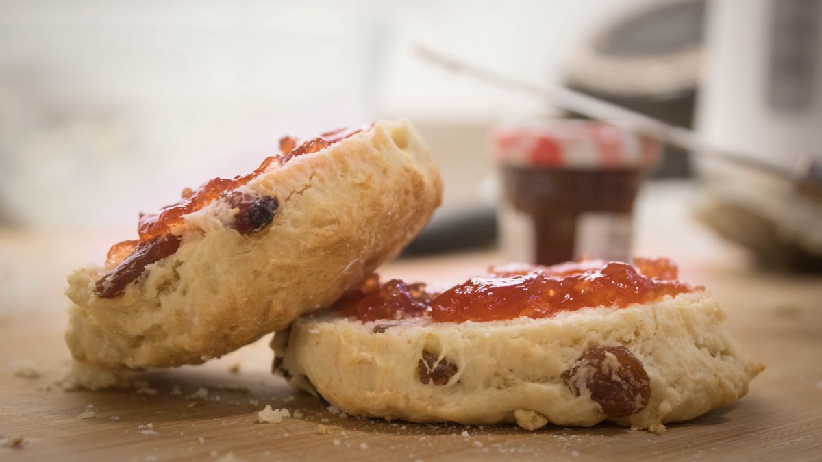 Bułeczki z cukrem i rodzynkami