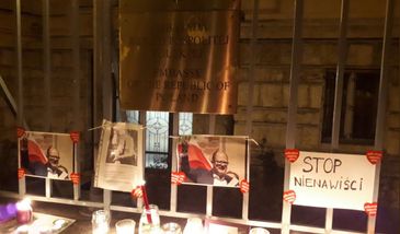 Polonia uczciła pamięć Pawła Adamowicza. Znicze i kwiaty przed ambasadami