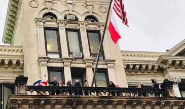 Amerykanie uczcili 100-lecie niepodległości Polski. Biało-czerwona flaga zawisła na gmachu ratusza