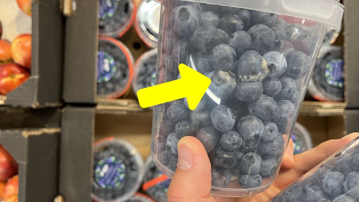 Biedronka sprzedawała nieświeże owoce. W sklepie przeprowadzono kontrolę