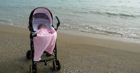 Zdjęcie z Kołobrzegu. Samotny wózek na plaży i kartka od matki