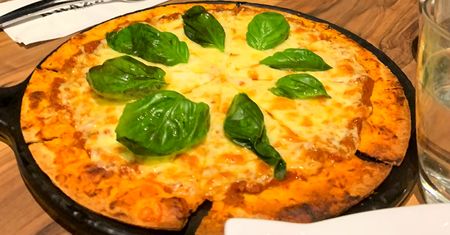 Dlaczego pizza w prawie każdym kraju smakuje inaczej i od czego to zależy?