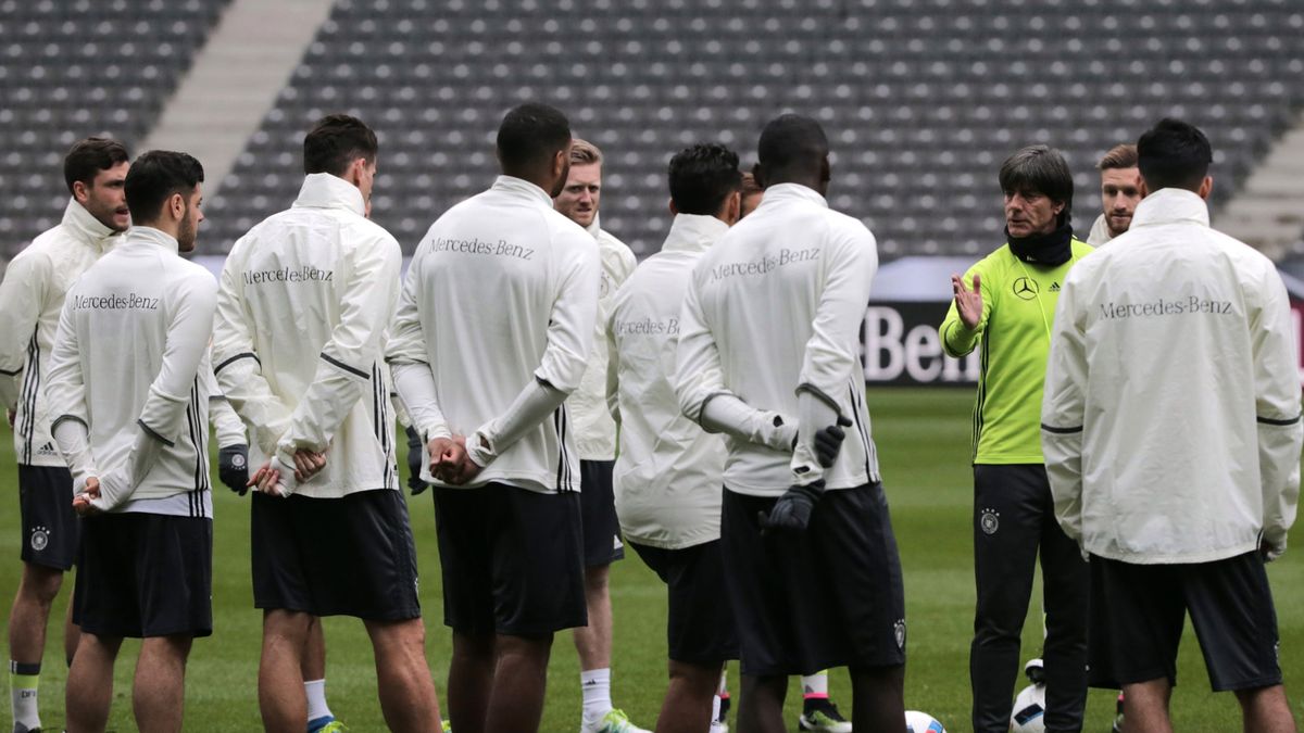 PAP/EPA / PAP/EPA/CHRISTIAN CHARISIUS / PAP/EPA/CHRISTIAN CHARISIUS