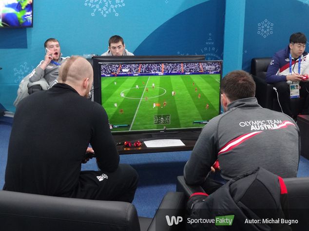 W wolnych chwilach sportowcy grają w piłkarską grę FIFA. 