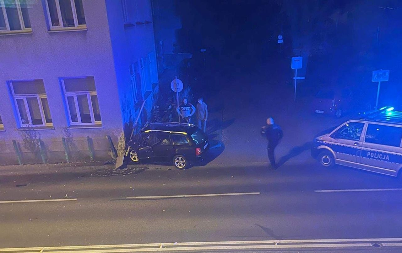 Tragiczny wypadek w Bielsku-Białej. Młody kierowca wjechał w urząd pracy