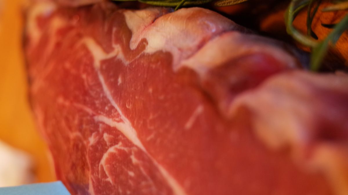 Surowa polędwica z wołowiny australijskiej, bez kości (samo mięso)