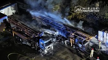 Ołtarzew: Pożar ciężarówek z pompami do betonu. Pojazdy doszczętnie spłonęły