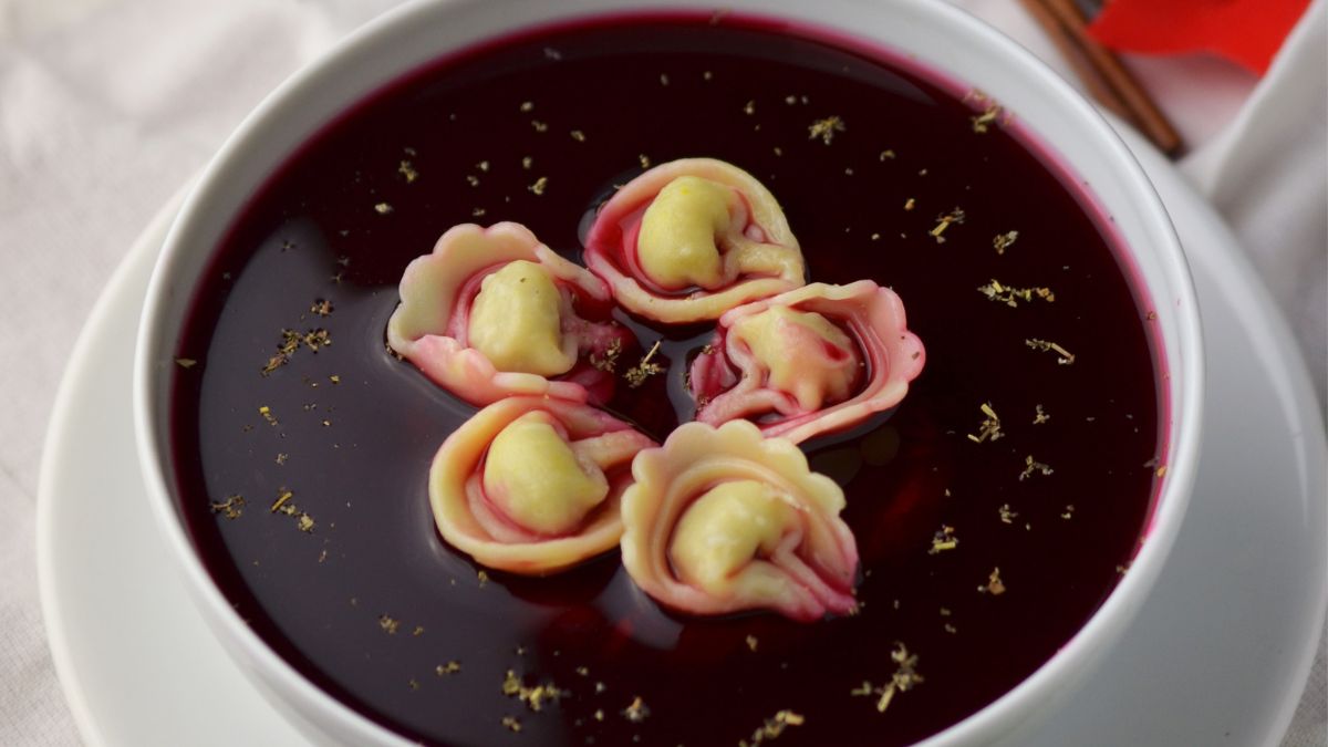 Barszcz wigilijny z uszkami i majerankiem